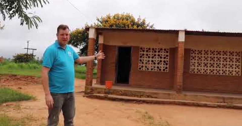 Jacob geeft een rondleiding door Makhuwira