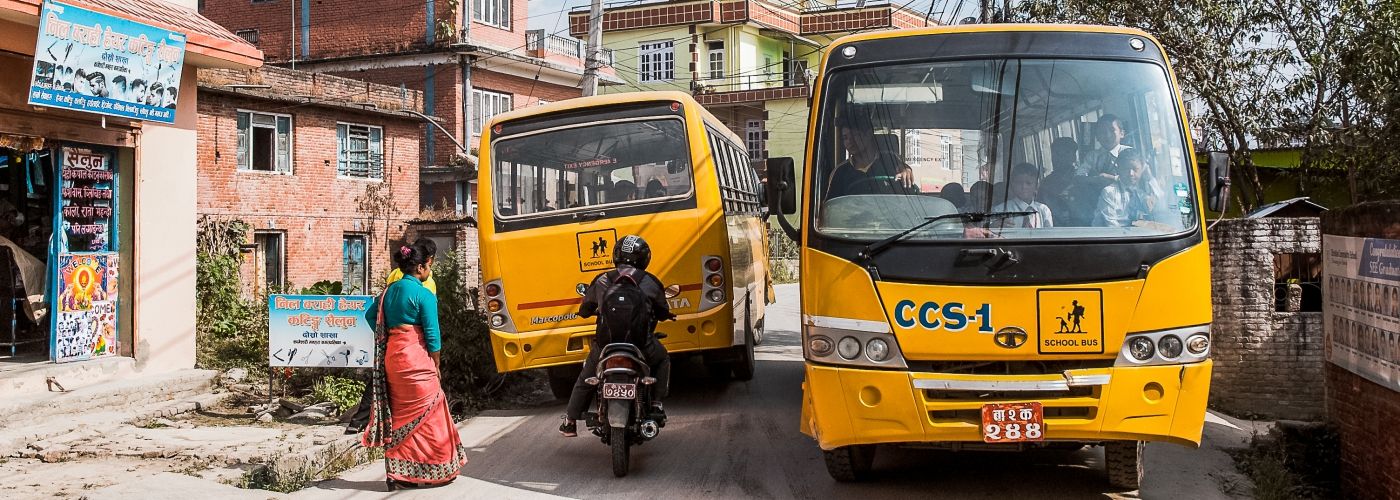 De schoolbus staat klaar