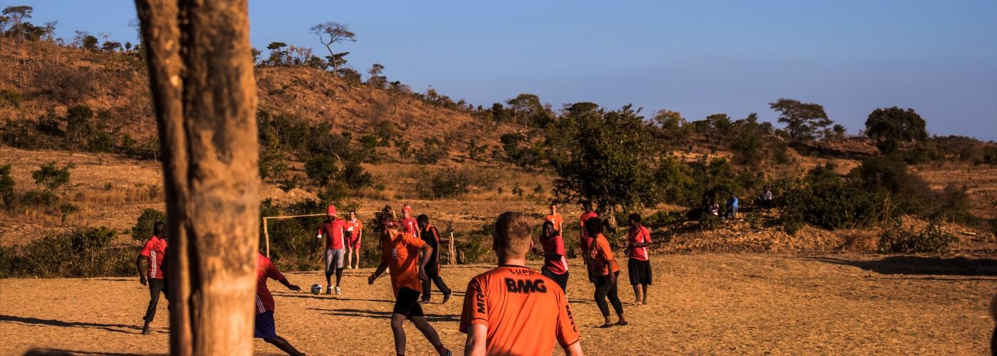 Potje voetbal tegen de locals