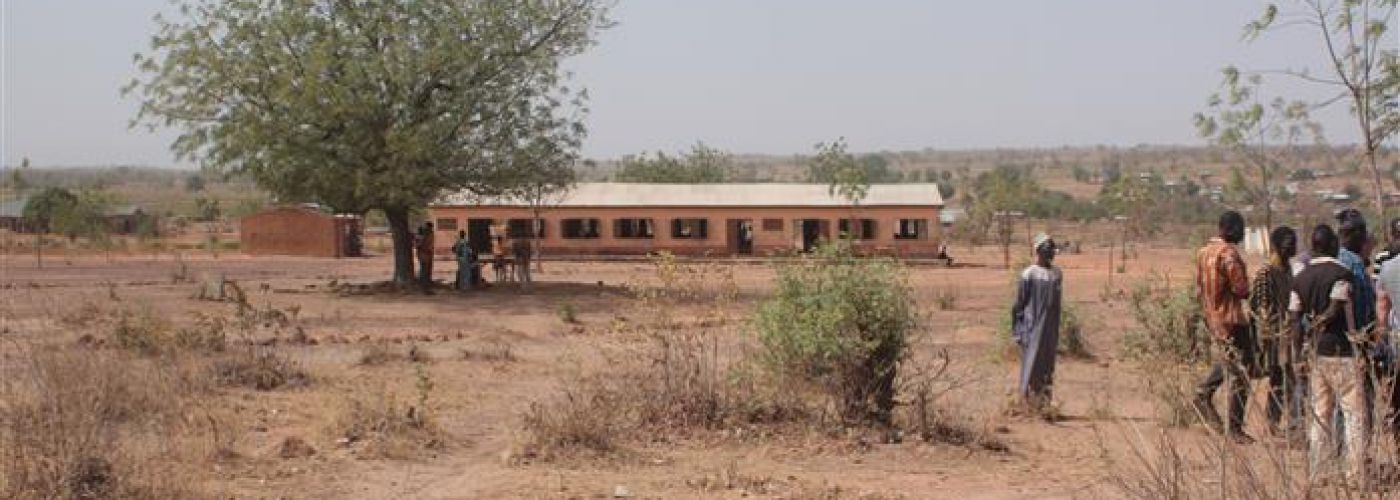 Klaslokalen in Dindani vanaf een afstand