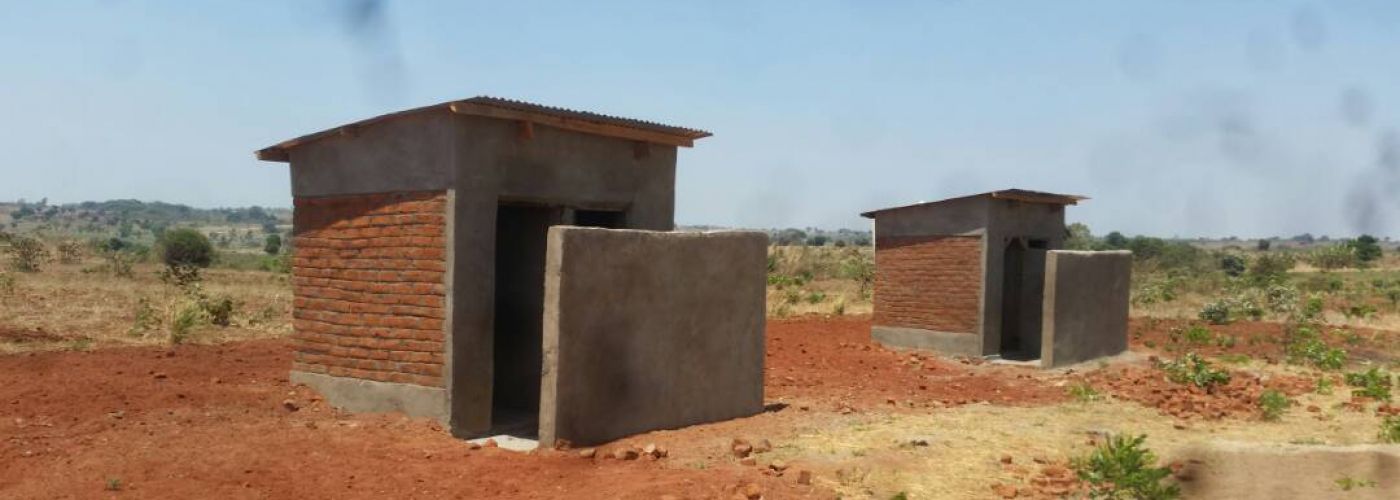 De twee nieuwe latrines