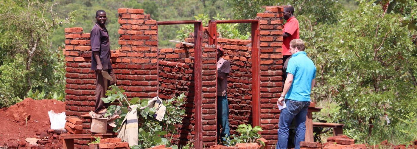 Aan extra latrines wordt nog hard gebouwd