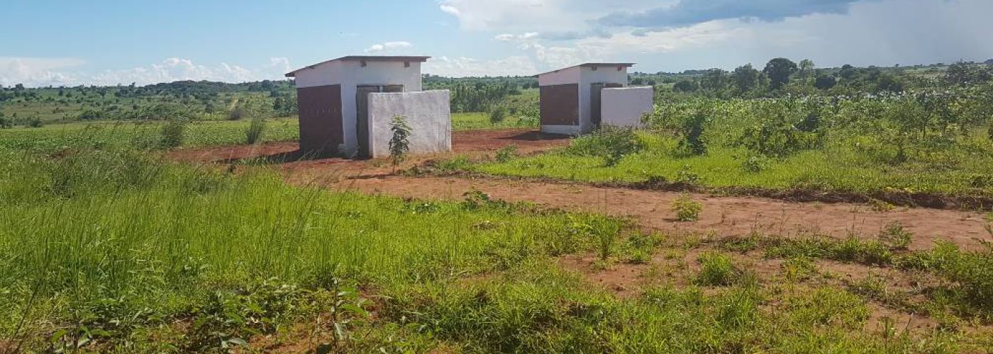 De twee latrines gepleisterd