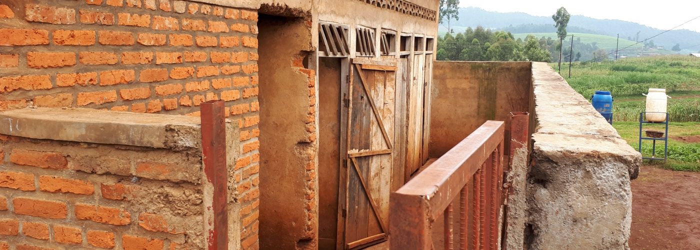 De latrines van de school