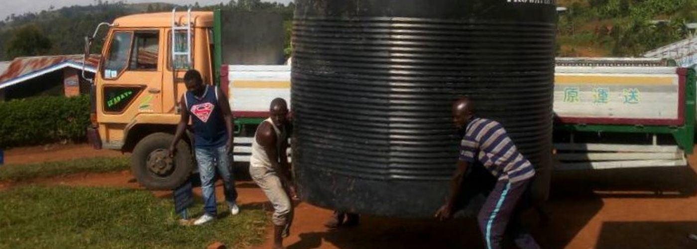 De watertank is bij de school bezorgd