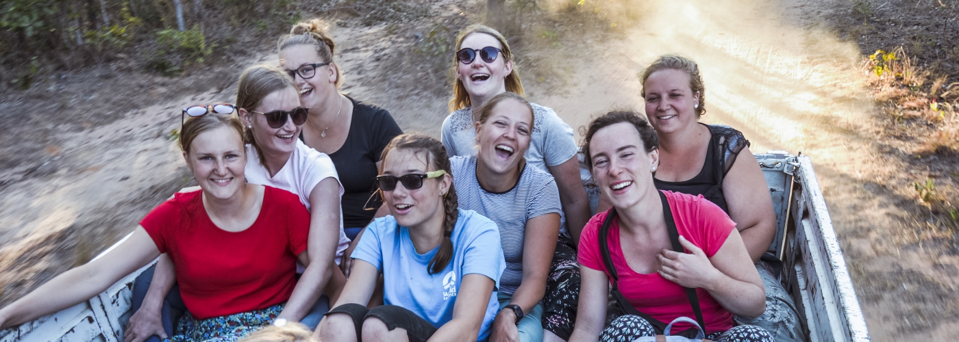 Scheuren over het Afrikaanse platteland