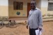 Onderdirecteur John Mtonga voor zijn huis