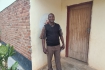 Plaatsvervangend hoofdmeester Simon Mazwana voor zijn huis