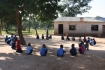 Kinderen bij het oude gebouw