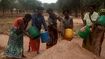 De vrouwen uit Fipungu verzamelen zand