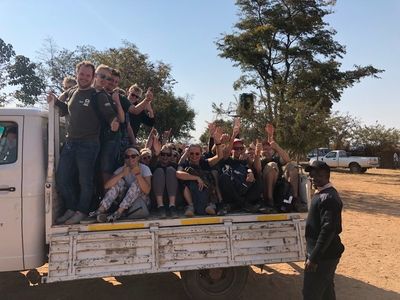 ZA318 | Hardwerkende apen vieren weekend