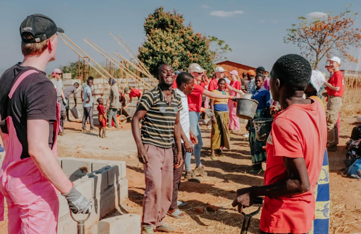 World servants jongeren werken aan gebouw in Afrika