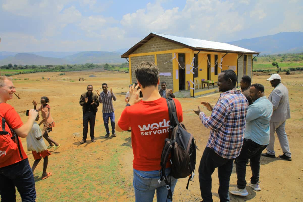 Feest in Bele Town met lokale bewoners en vrijwilligers tijdens een wereldwijde dienstreis.