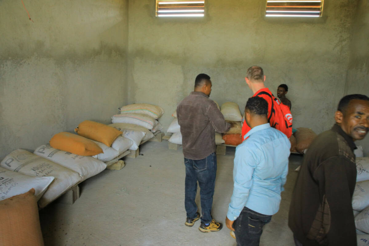 Mensen ontvangen voedselpakketten tijdens een evenement in Bele Town.