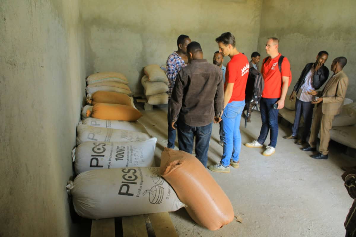 Bezoekers ontdekken lokale tradities tijdens een feest in Bele Town.