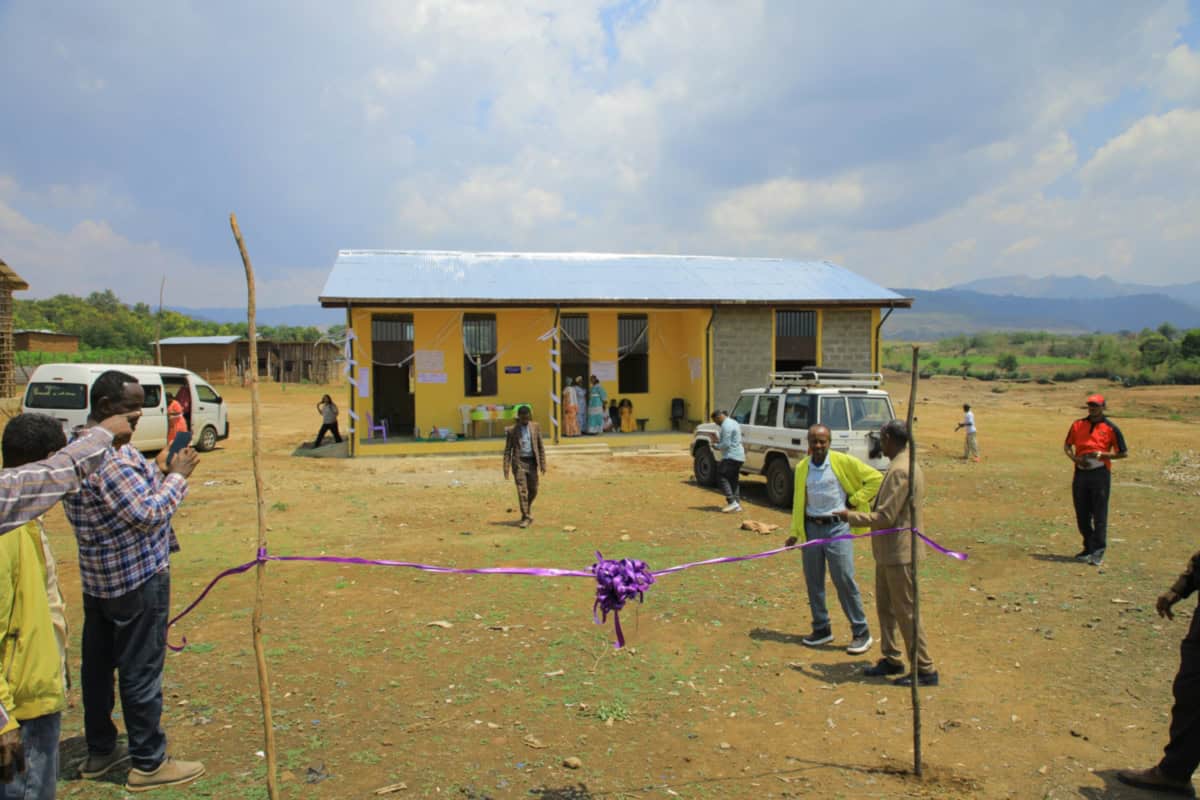 Feestelijke opening van nieuw gebouw in Bele Town met lokale gemeenschap.