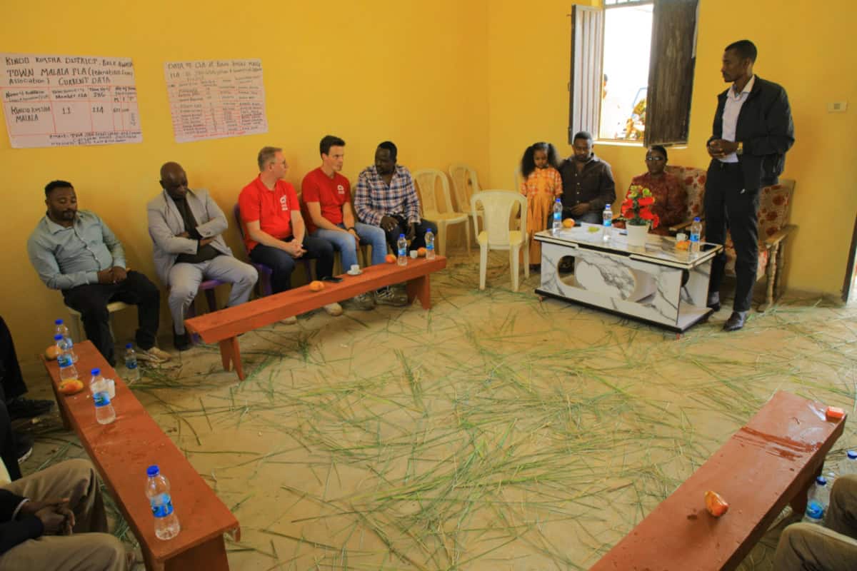 Groepsbijeenkomst tijdens feest in Bele Town, georganiseerd door World Servants.