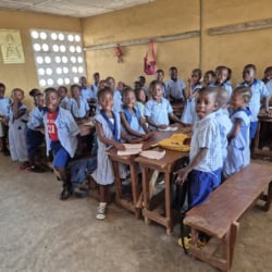 Kinderen in Makomp klaslokaal, betrokken bij CTF-rolmodelprojecten.