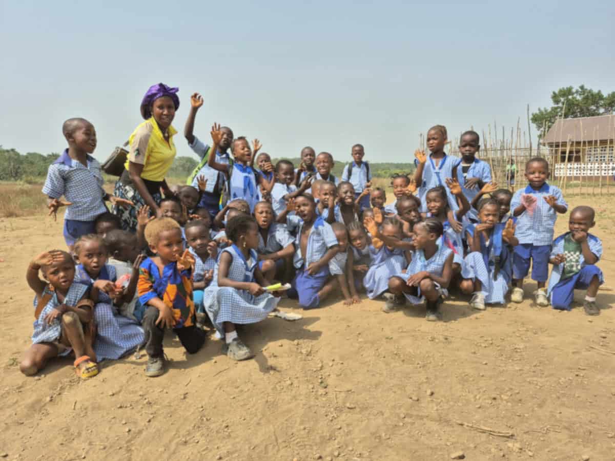 Opname van kinderen en vrijwilligers bij Makomp, de basis voor CTF-projecten in Kenia.