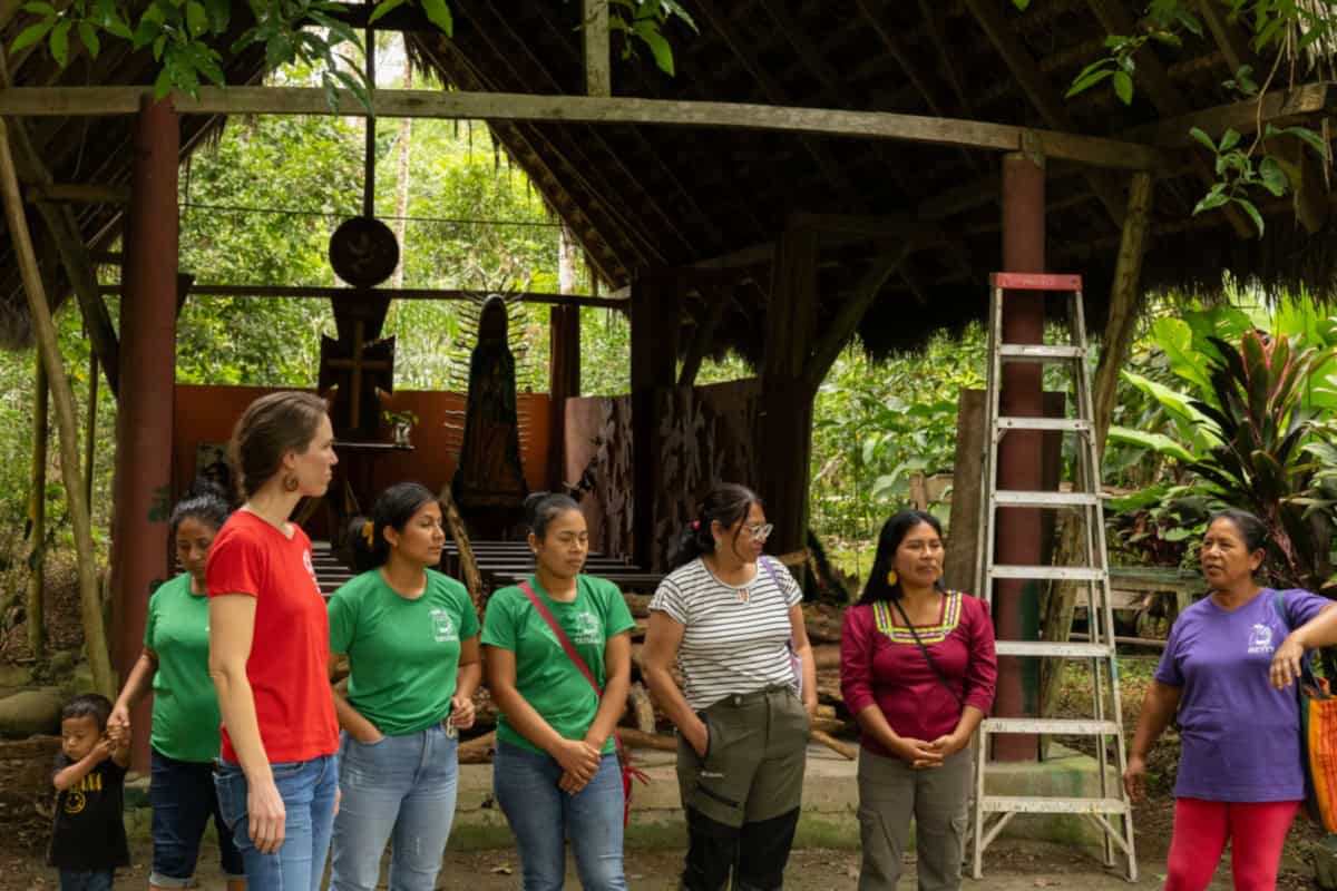 Groep mensen in de gemeenschapsruimte van Sinchi Warmi.