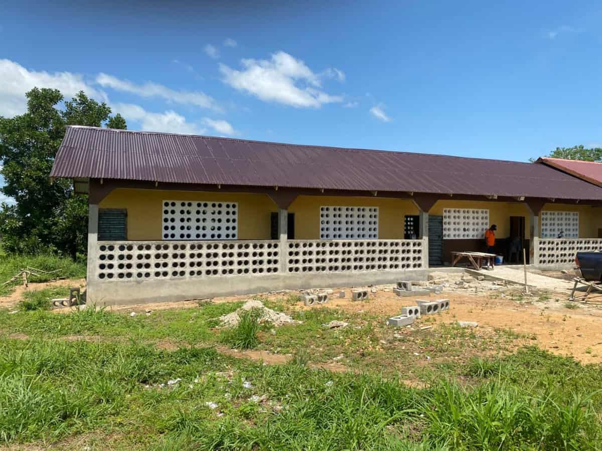 Bouw van een nieuw schoolgebouw door World Servants in een ontwikkelingsgebied.