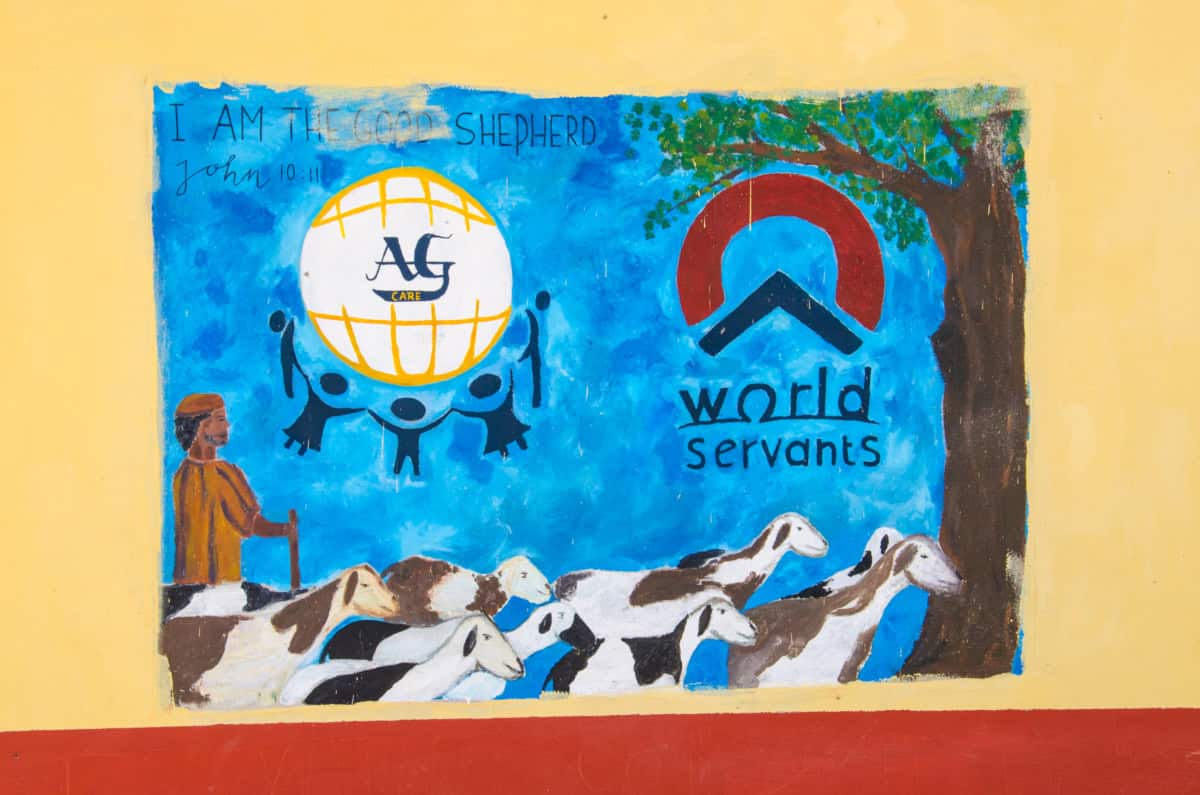 Vrouwen en kinderen bij World Servants project, helpen in ontwikkelingslanden.