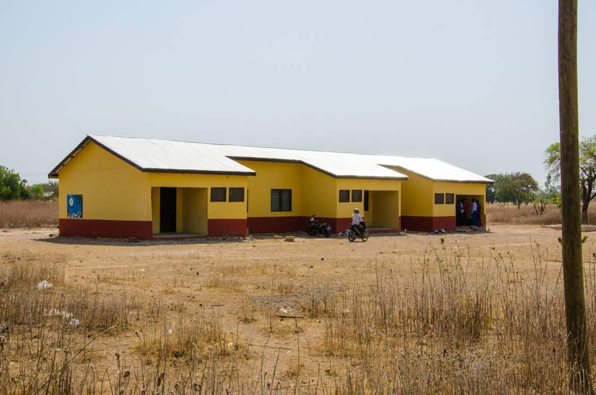 Gebouw voor gemeenschapsprojecten in ontwikkelingsland.