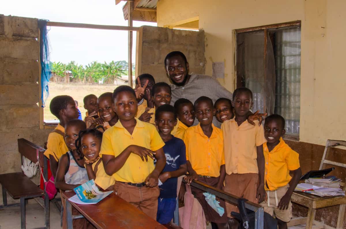 Kinderen en leraar in klaslokaal tijdens project in Kokosiase.