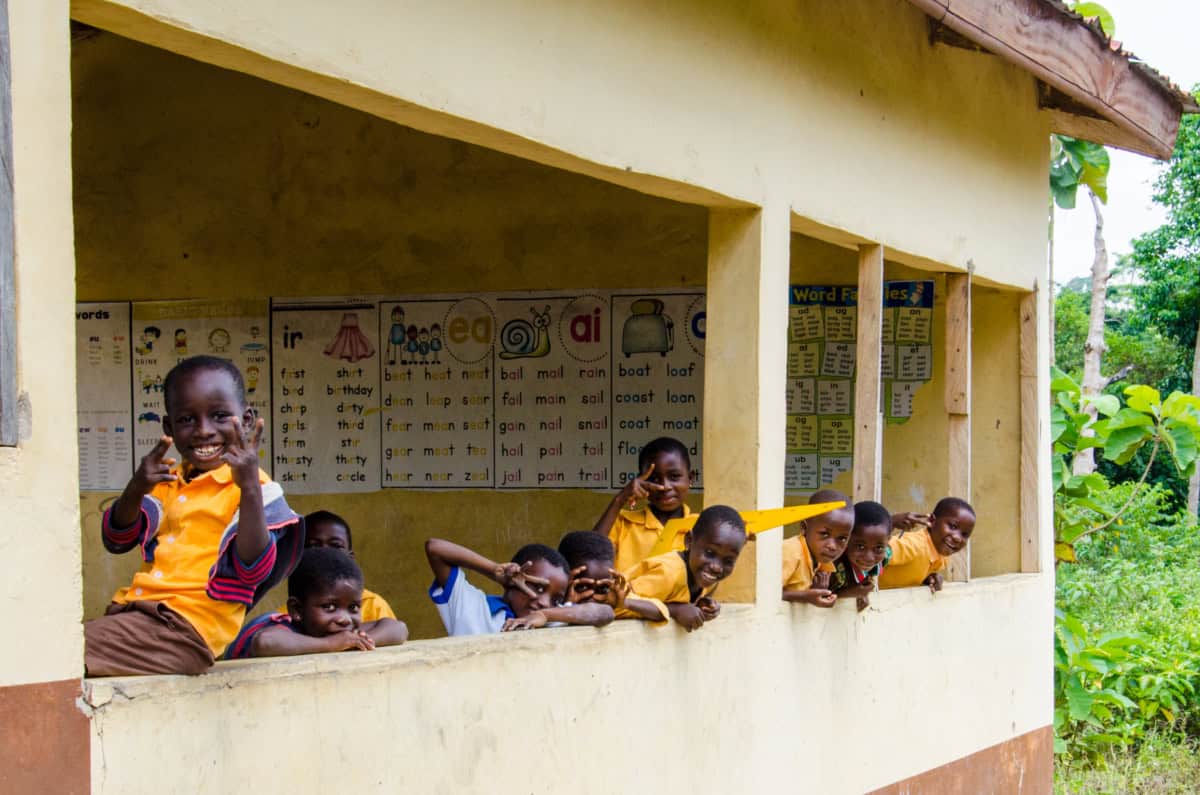 Kinderen genieten van de nieuwe schoolfaciliteiten in Kokosiase.
