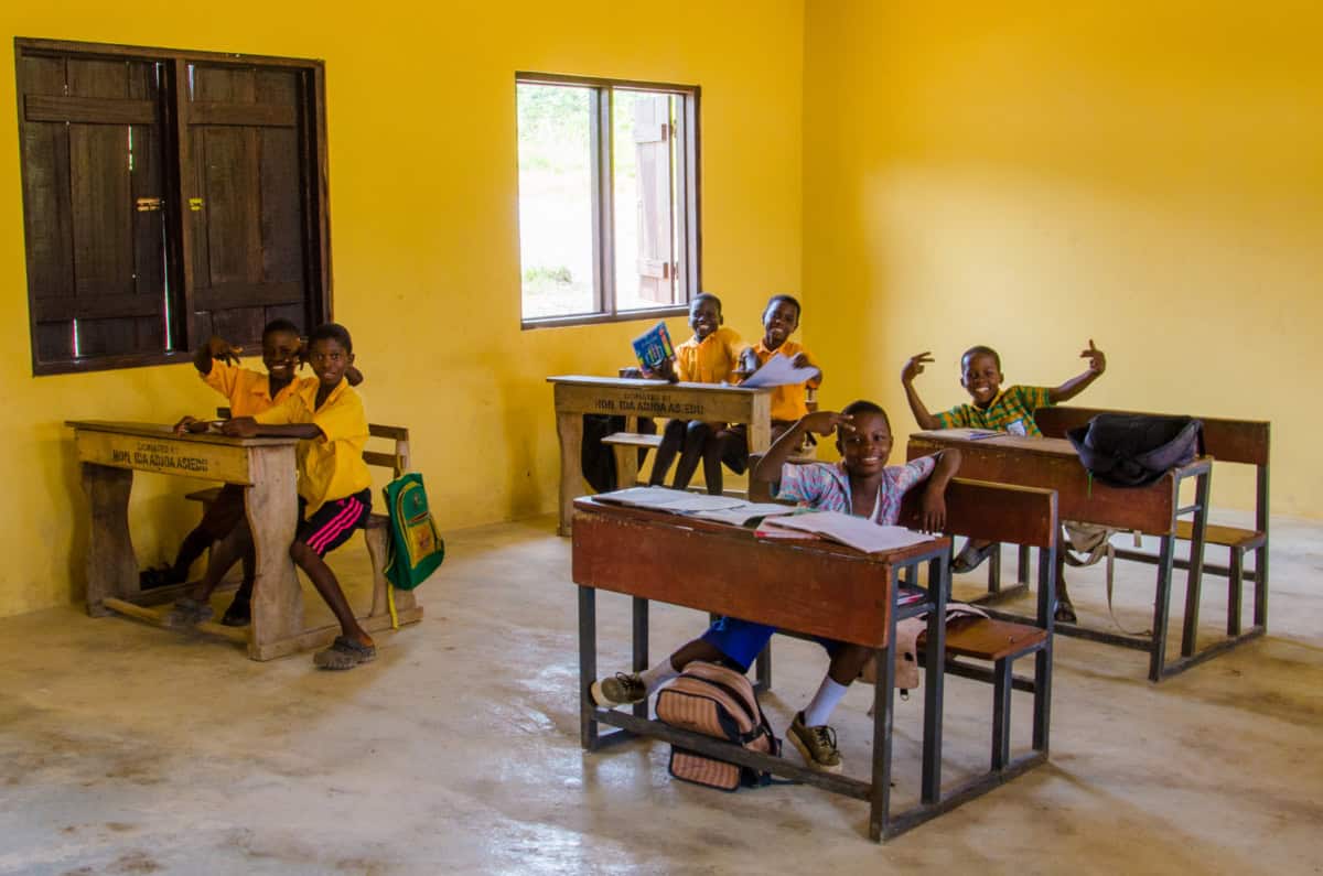 Kinderen leren lezen en schrijven in een klaslokaal in Kokosiase.