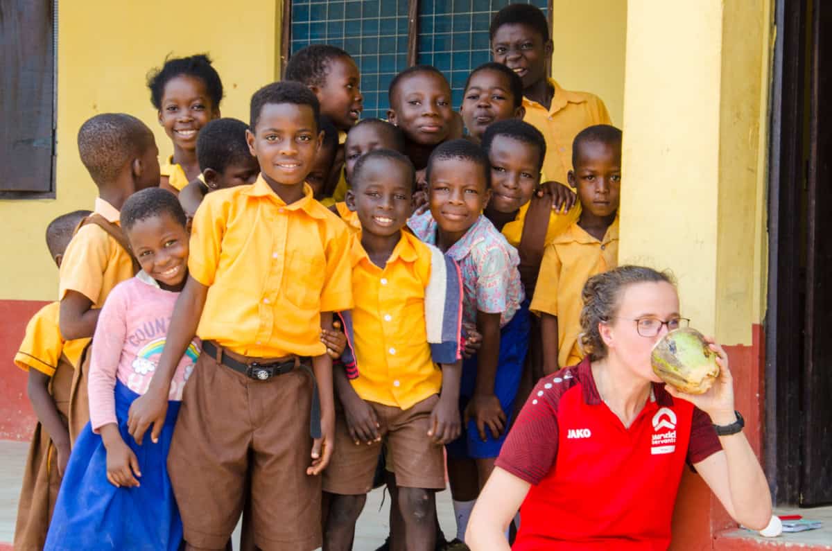 Vrijwilligers en kinderen in Kokosiase genieten van de nieuwe school.
