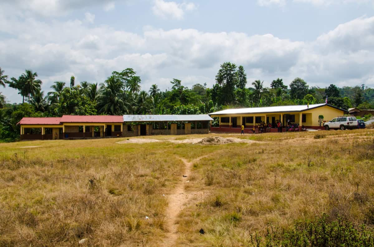 Schoolgebouw in Kokosiase na afronding van project.