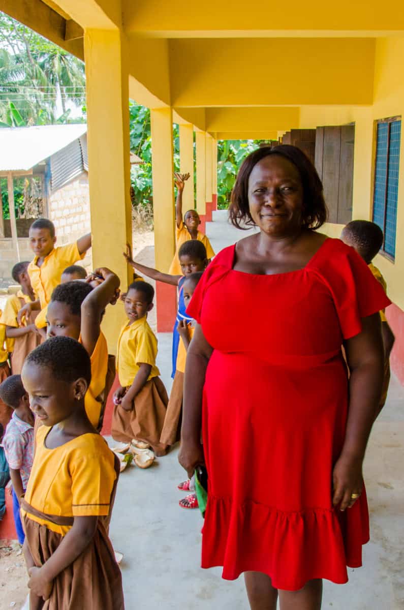 Vrouw met kinderen in Kokosiase tijdens een bouwproject.