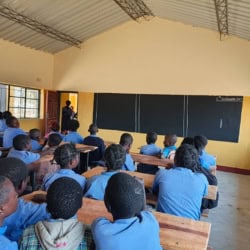 Kinderen in klaslokaal in Phawa, onderwijsproject door World Servants.