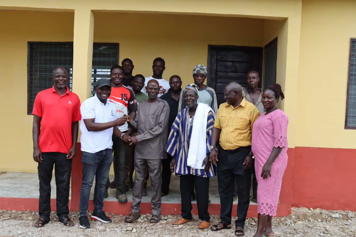 Groepsfoto van vrijwilligers en lokale bewoners tijdens feest in Namiyela.