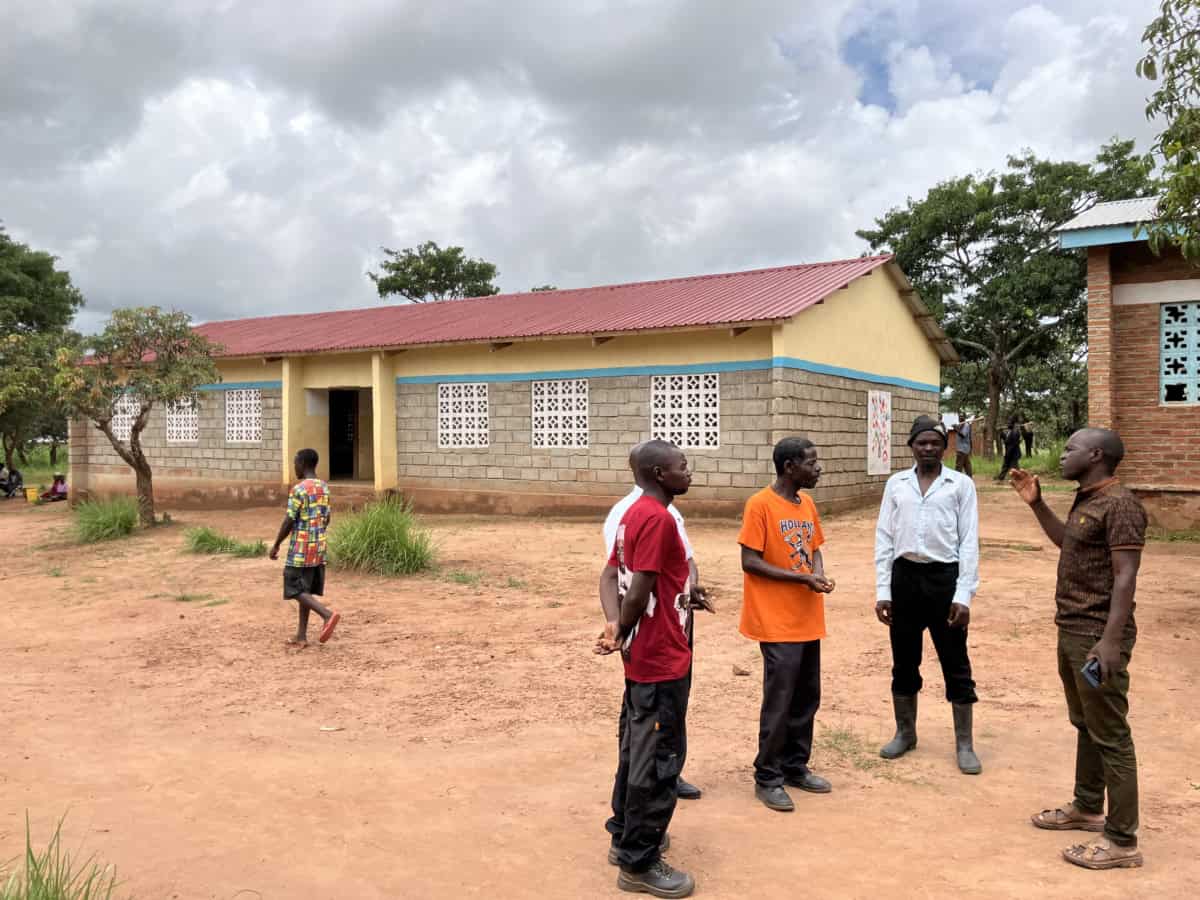 Veiligheids- en bouwproject in Kaviwale met vrijwilligers en lokale leiders.