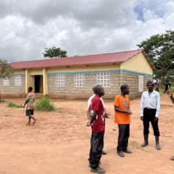 Veiligheids- en bouwproject in Kaviwale met vrijwilligers en lokale leiders.