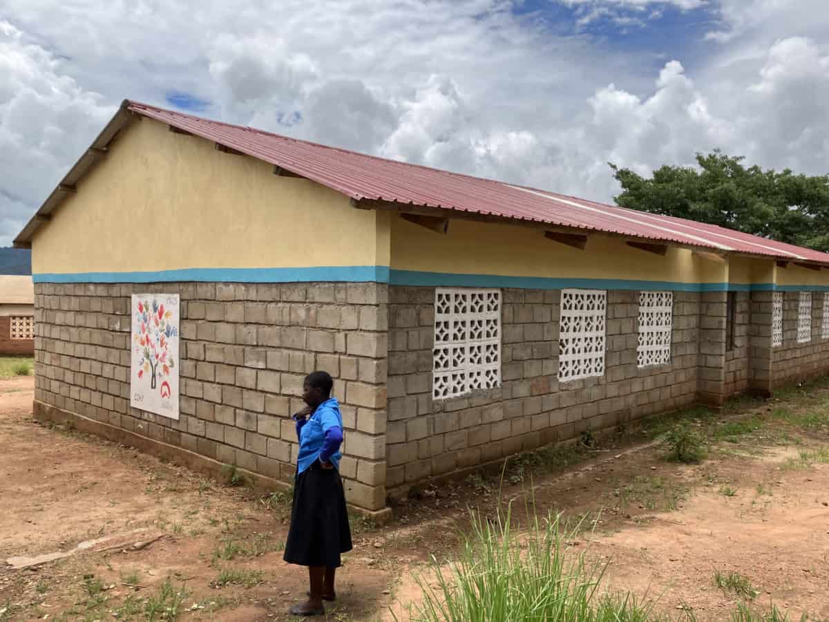 Schoolgebouw in Kaviwale met nieuwe muren en ramen.