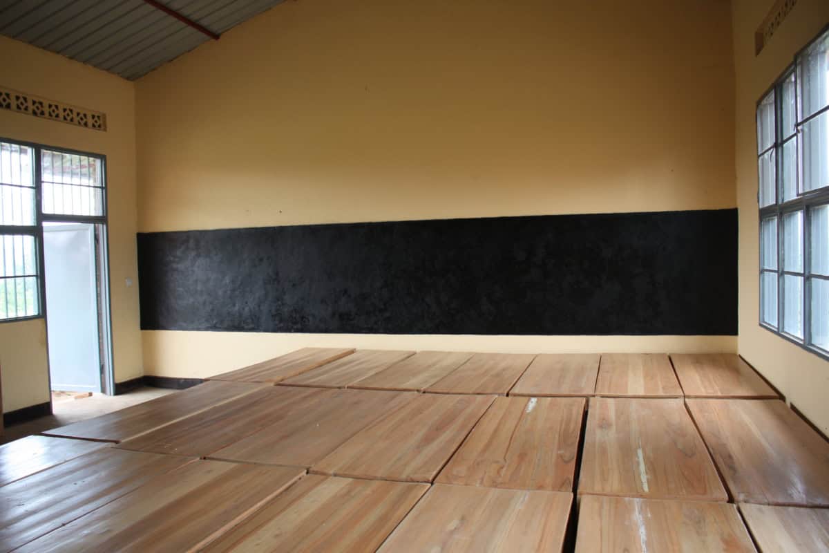 Nieuwe houten sportvloer in een lokaal voor Nyarusange bouwproject.