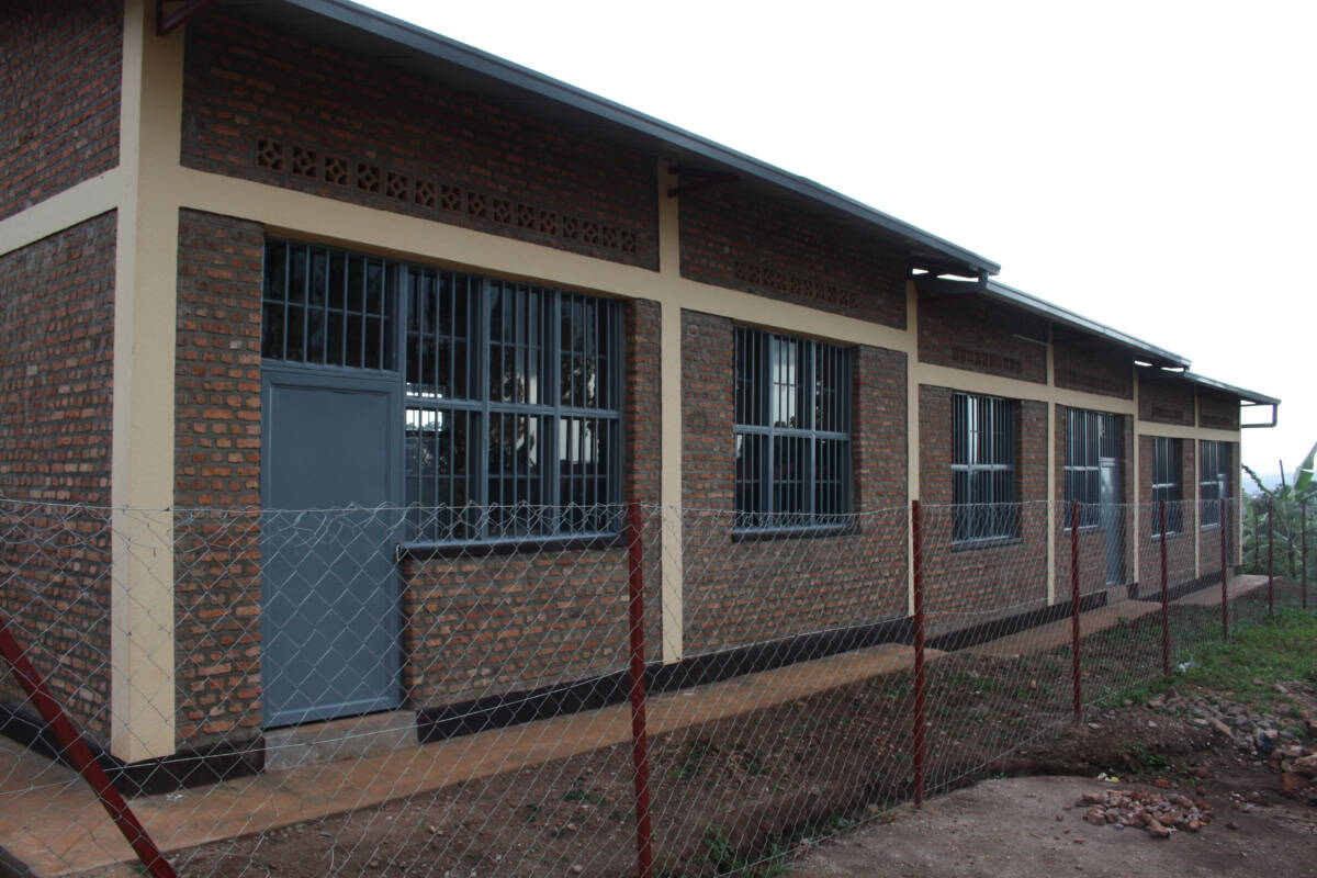 Nieuw gebouw in Nyarusange voor gemeenschapsontwikkeling en onderwijs.