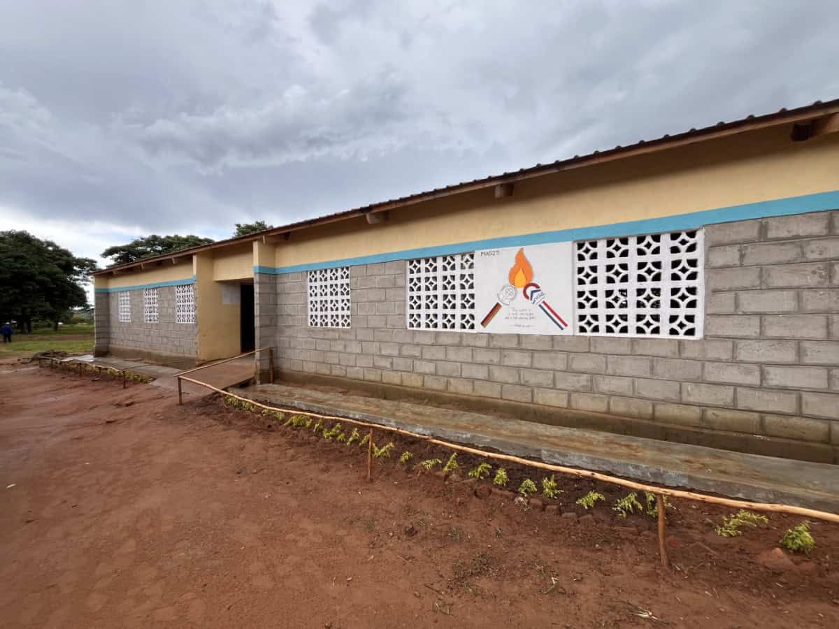 Gemeenschapsgebouw in Mkazimasika met logo van World Servants.