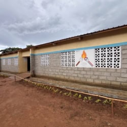 Gemeenschapsgebouw in Mkazimasika met logo van World Servants.