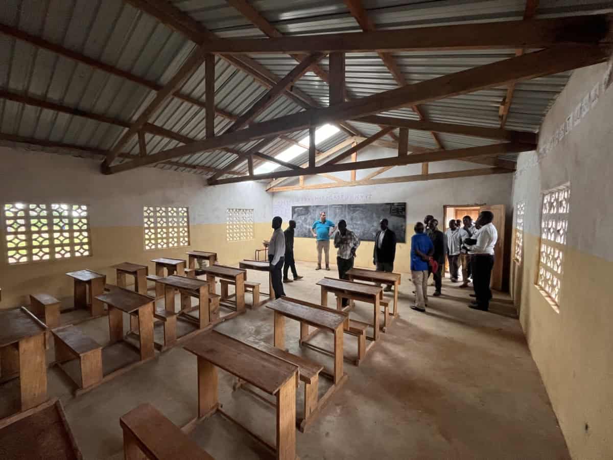 Klaslokaal in Mkazimasika met leerlingen en vrijwilligers.