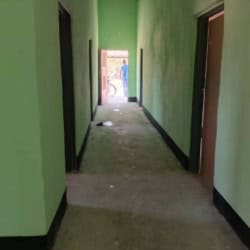 Binnenkant van het afgewerkte Mwishala gebouw in Kenia, klaar voor gebruik.