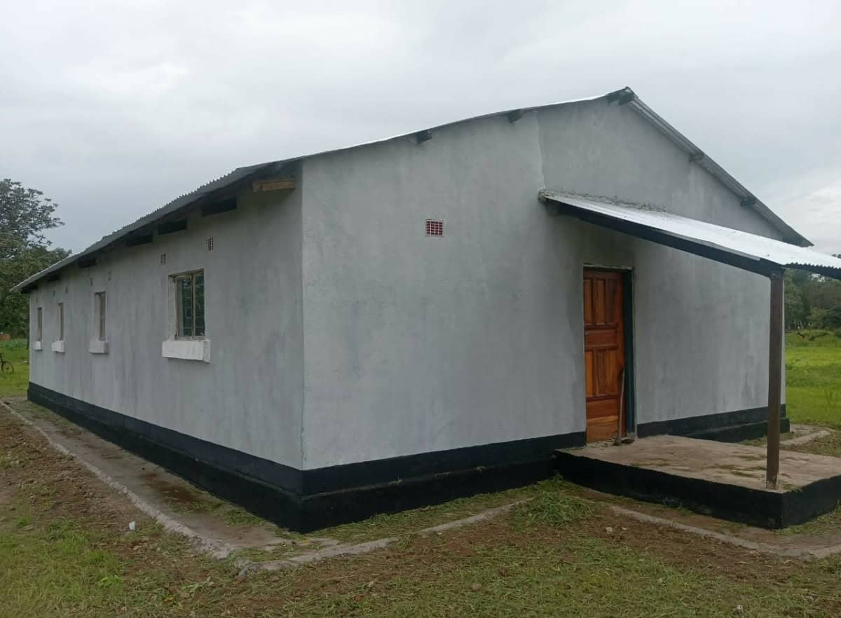 Afgeronde woning in Kenia door World Servants, gebouwd voor gemeenschap.