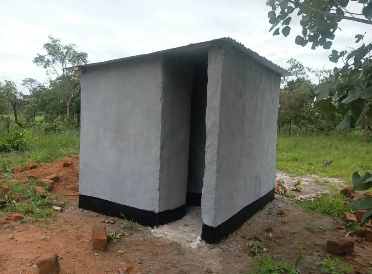 Kleine toiletunit gebouwd door World Servants in Mwishala.